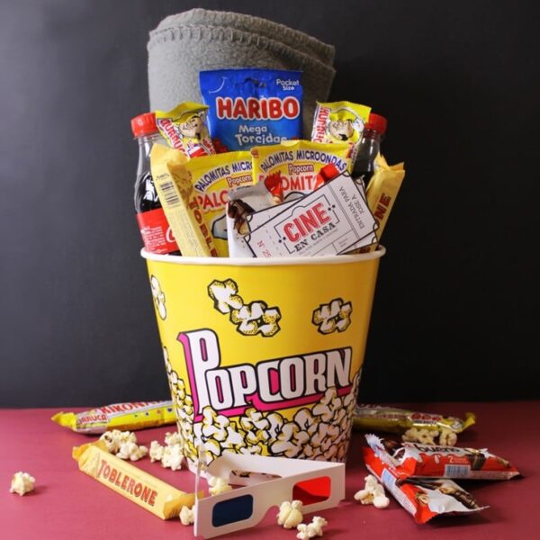 Cubo para cine en casa con manta y entradas...