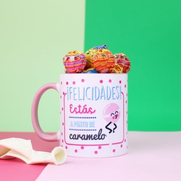 Taza personalizada con nombre Felicidades llena...